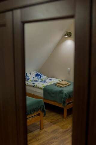 Отели типа «постель и завтрак» Bacówka na Zadzielu Laskowa Cемейный номер с собственной ванной комнатой-2